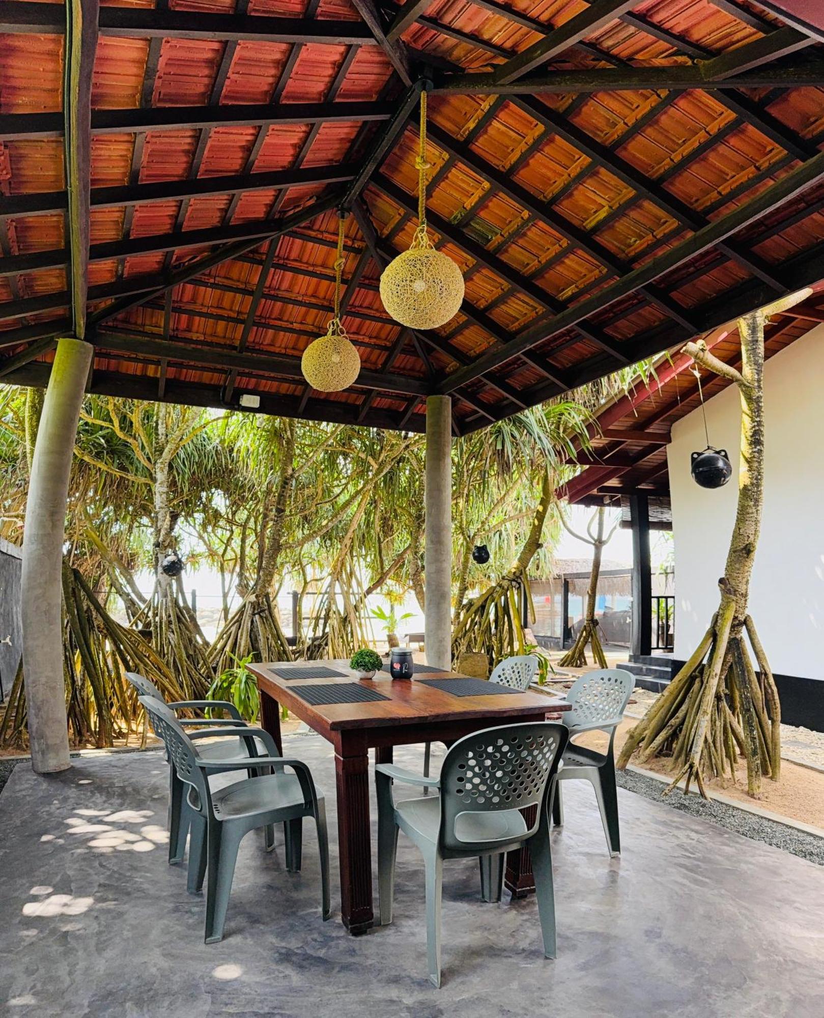 Sea Shell Villa Hikkaduwa 2 Separate Cabanas Ocean Front Villa Luaran gambar