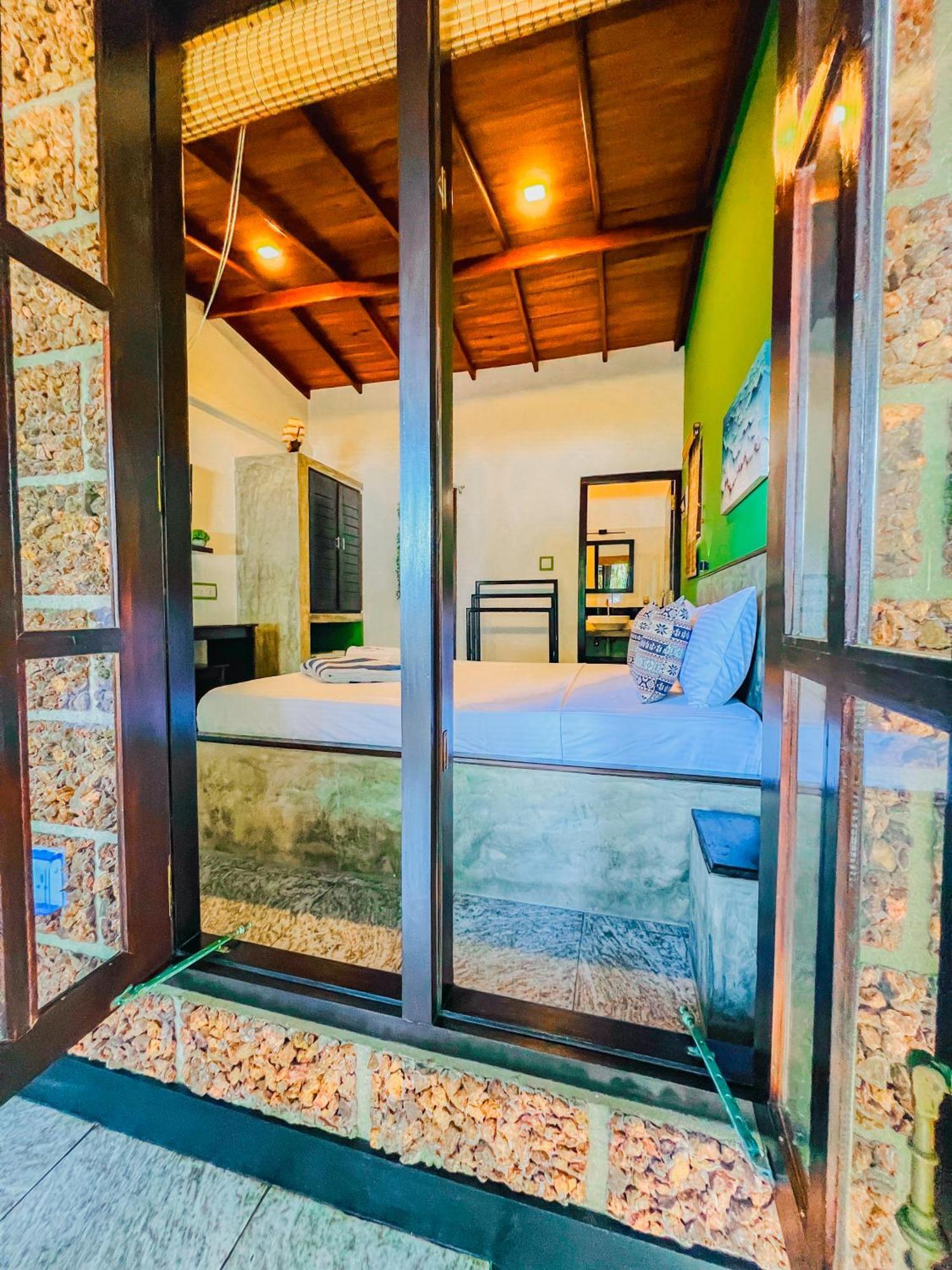 Sea Shell Villa Hikkaduwa 2 Separate Cabanas Ocean Front Villa Luaran gambar